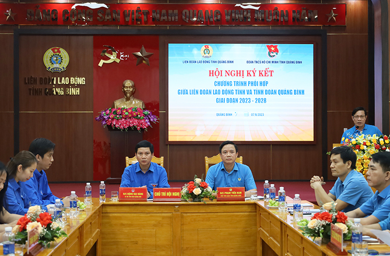 Lãnh đạo LĐLĐ tỉnh và Tỉnh đoàn chủ trì hội nghị.