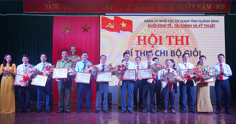  Ban Tổ chức hội thi trao thưởng cho các thí sinh đoạt giải khuyến khích.