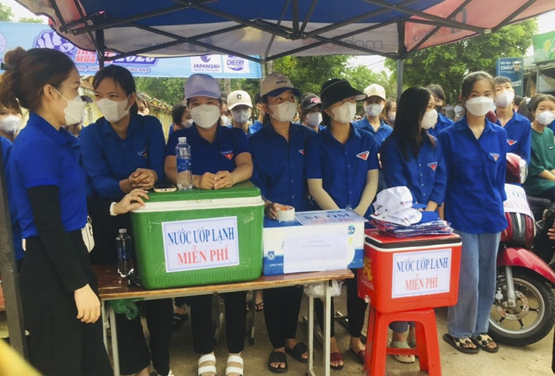 Đồng hành cùng các thí sinh ở các điểm thi là lực lượng đoàn viên, thanh niên.   