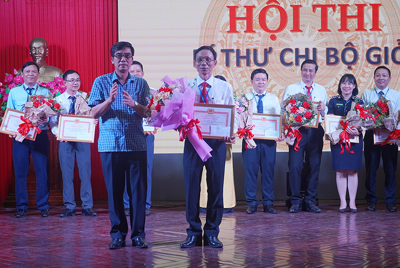 Ban Tổ chức trao thưởng cho thí sinh đoạt giải nhất.