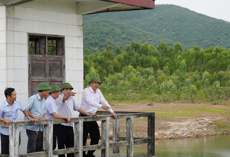 Đồng chí Phó Chủ tịch Thường trực UBND tỉnh Đoàn Ngọc Lâm kiểm tra tình hình hồ chứa Trung Thuần.