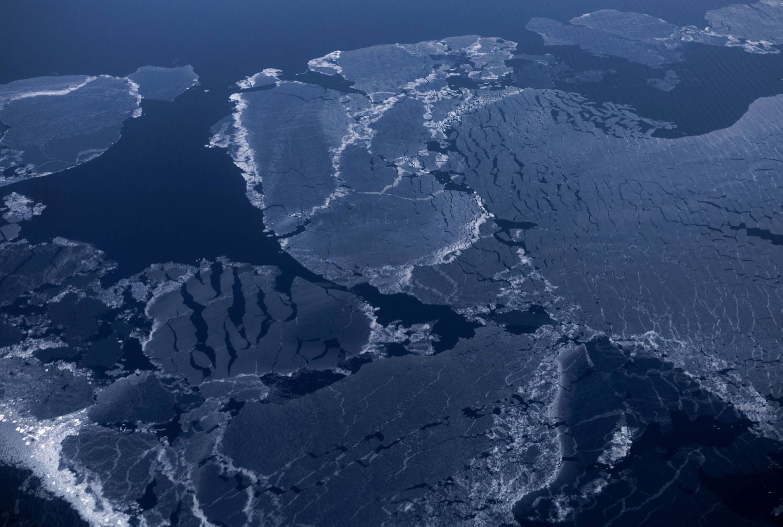 Toàn cảnh biển băng ở Bắc Băng Dương gần bờ biển Svalbard, Na Uy, hôm 5/4. Ảnh: Reuters
