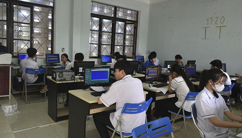 Thí sinh dự thi vào khối chuyên Tin học làm quen với máy tính trước khi làm bài thi.