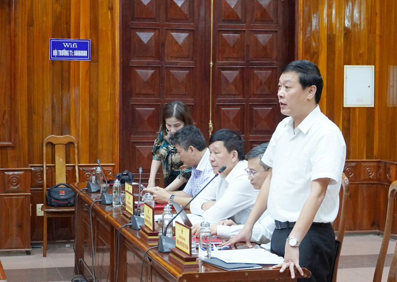 Lãnh đạo UBND huyện Bố Trạch phát biểu tại phiên họp.