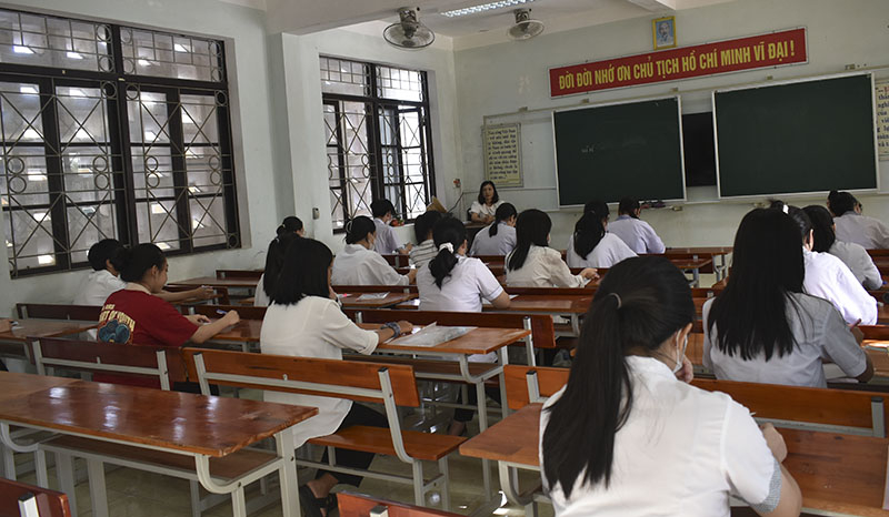 Cán bộ coi thi phổ biến lại quy chế thi và động viên thí sinh làm bài tốt