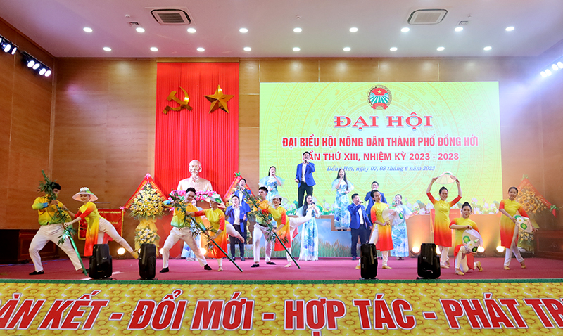Tiết mục văn nghệ chào mừng đại hội.