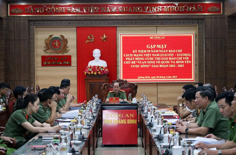 Quang cảnh tại điểm cầu trực tuyến tỉnh ta.