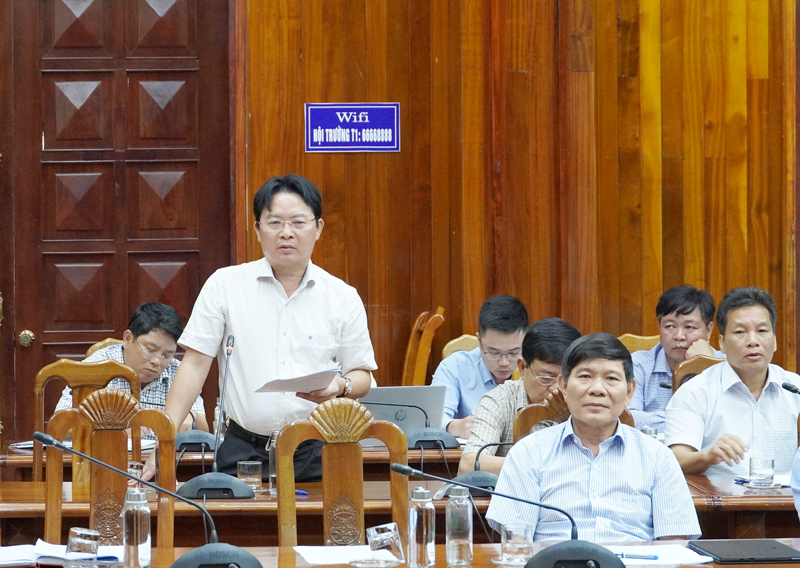 Lãnh đạo UBND huyện Quảng Ninh phát biểu tại cuộc họp.