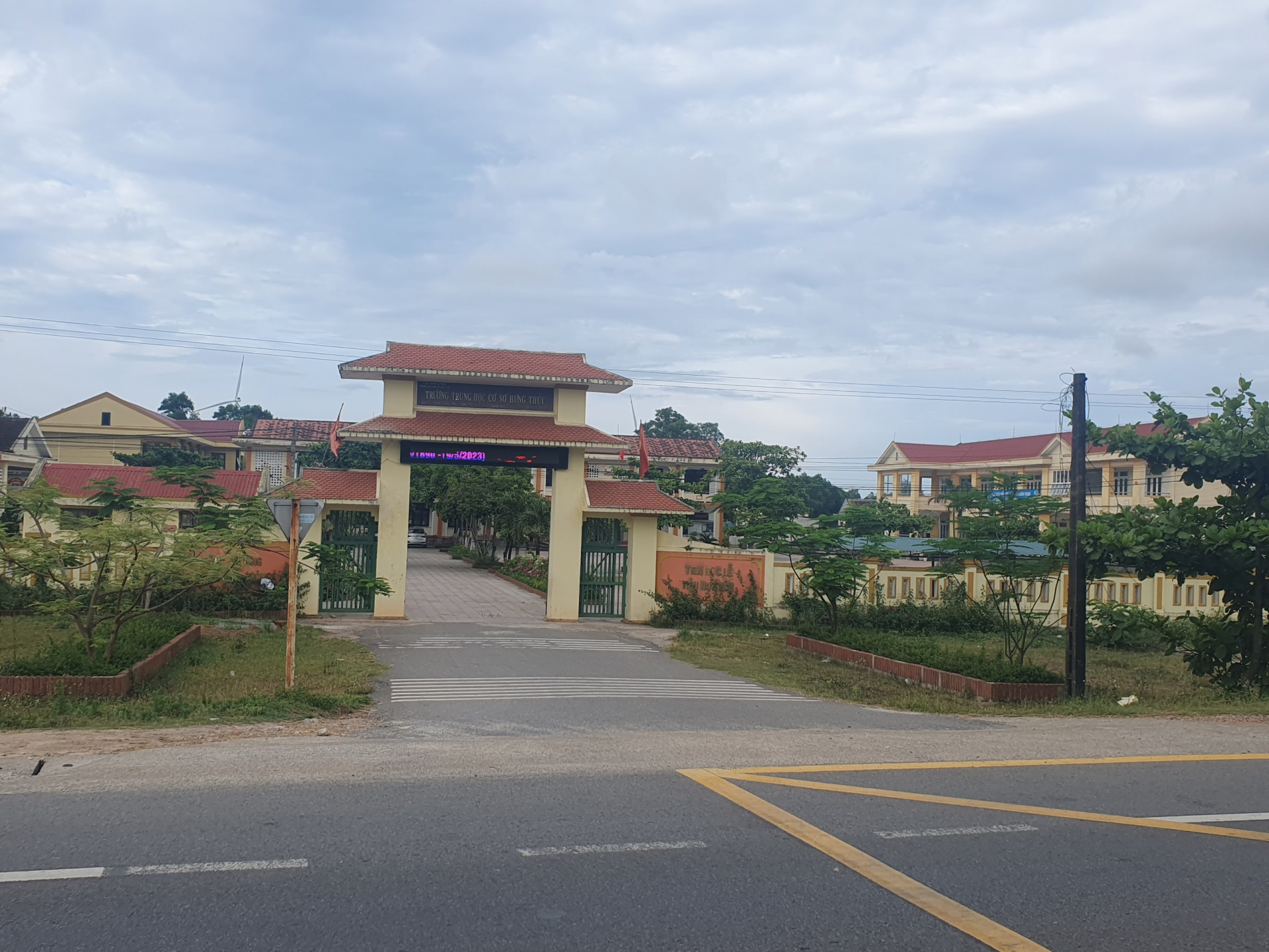 Trường THCS Hưng Thủy nơi xảy ra vụ bạo lực học đường.