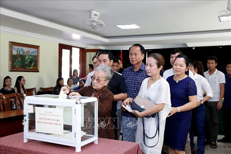  Cộng đồng người Việt Nam đang làm ăn, sinh sống tại Vientiane (Lào) quyên góp, ủng hộ đồng bào miền Trung bị ảnh hưởng bởi bão lụt, ngày 25/10/2020. Ảnh: Phạm Kiên/TTXVN