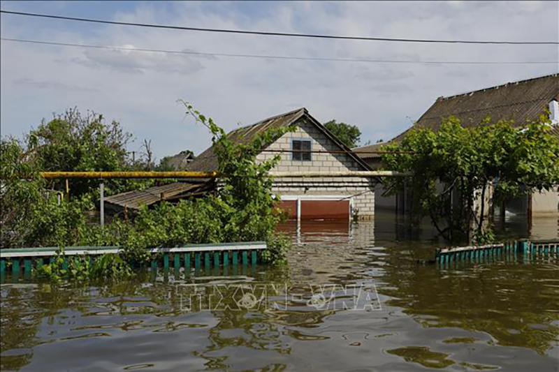 Cảnh ngập lụt sau vụ vỡ đập Kakhovka ở Kherson, Ukraine, ngày 8/6/2023. Ảnh: THX/TTXVN
