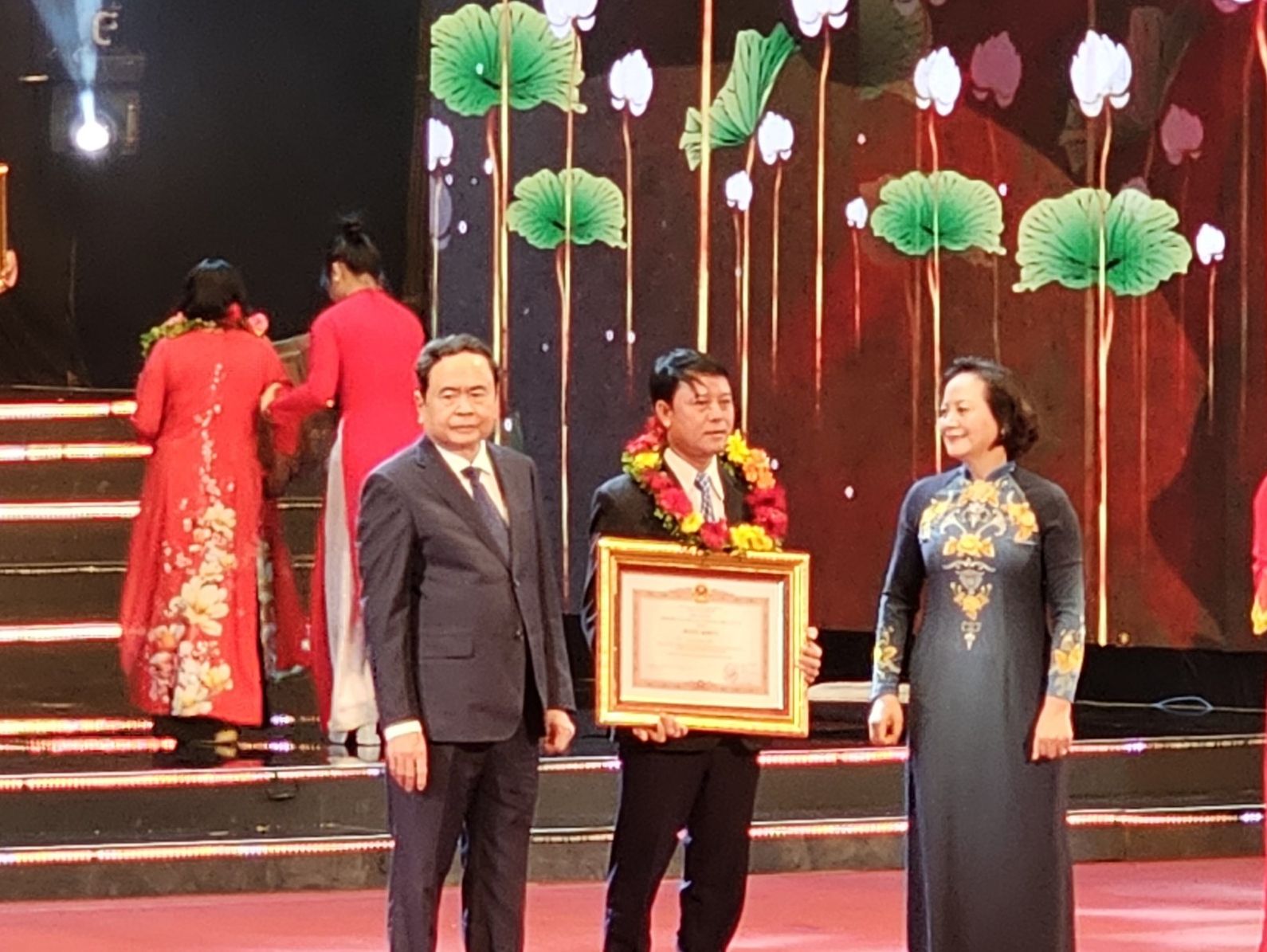 Ông Nguyễn Đức Châu, Bí thư Chi bộ, Trưởng Ban công tác Mặt trận khu dân cư thôn Xuân Lai, xã Mai Thủy, huyện Lệ Thủy, 1 trong 75 cá nhân được Thủ tướng Chính phủ đã tặng Bằng khen tại hội nghị.