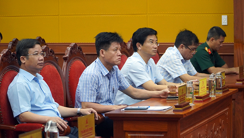 Các đồng chí lãnh đạo tỉnh tham dự hội nghị