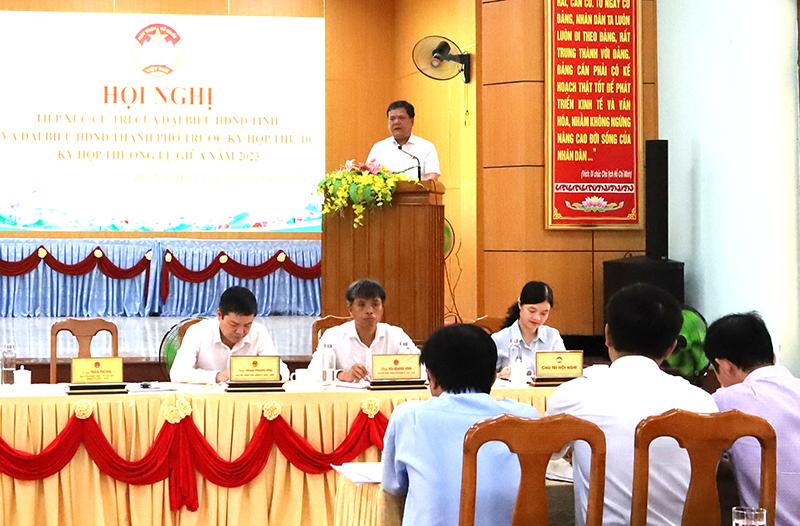 Đồng chí Trần Phong, Ủy viên Ban Thường vụ Tỉnh ủy, Bí thư Thành ủy Đồng Hới tiếp thu ý kiến, kiến nghị của cử tri trên địa bàn.