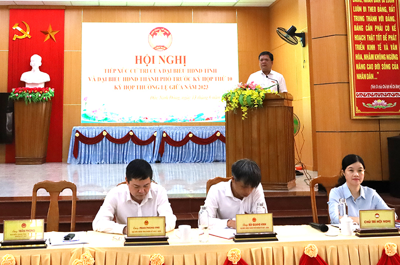 Đồng chí Trần Phong, Ủy viên Ban Thường vụ Tỉnh ủy, Bí thư Thành ủy Đồng Hới tiếp thu ý kiến, kiến nghị của cử tri trên địa bàn. 