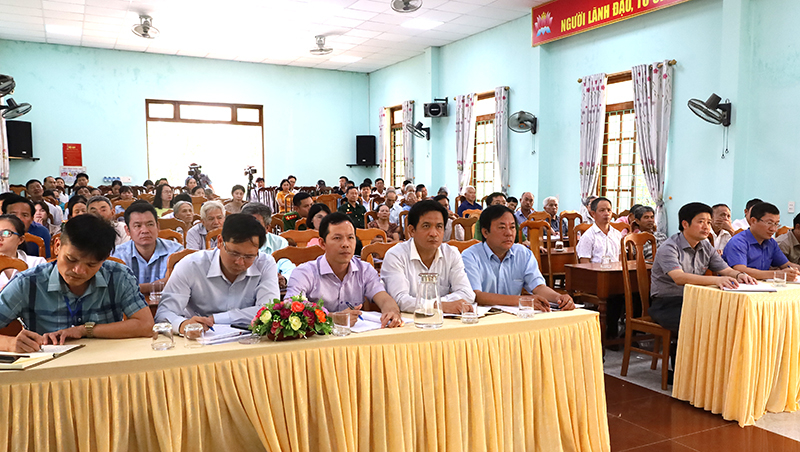 Các đại biểu và cử tri tham dự.