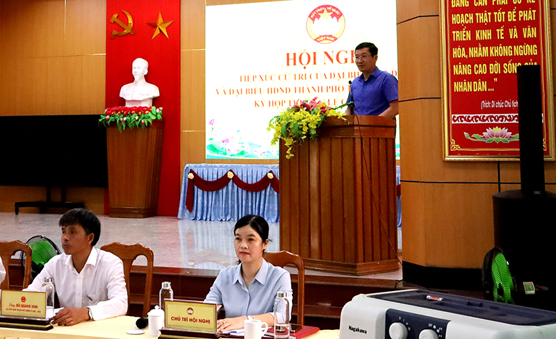 Đại diện lãnh đạo thành phố giải đáp thắc mắc của cử tri.
