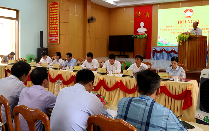Cử tri TP. Đồng Hới phát biểu ý kiến kiến nghị tại buổi tiếp xúc.