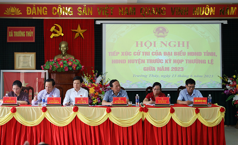 Các đại biểu HĐND tỉnh và HDDND huyện Lệ Thủy tại buổi tiếp xúc cử tri.