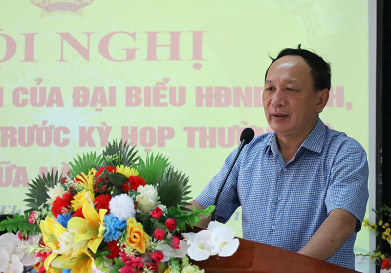Đồng chí Trần Hải Châu trao đổi, làm rõ một số vấn đề cử tri huyện Lệ Thủy quan tâm.