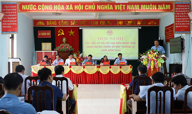  Cử tri nêu kiến nghị lên HĐND tỉnh.