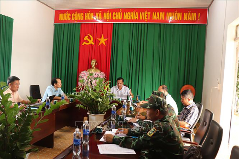 Bí thư Huyện ủy Cư Kuin kiểm tra việc đảm bảo an ninh trật tự tại xã Ea Bhok. Ảnh: Phan Anh Dũng/TTXVN