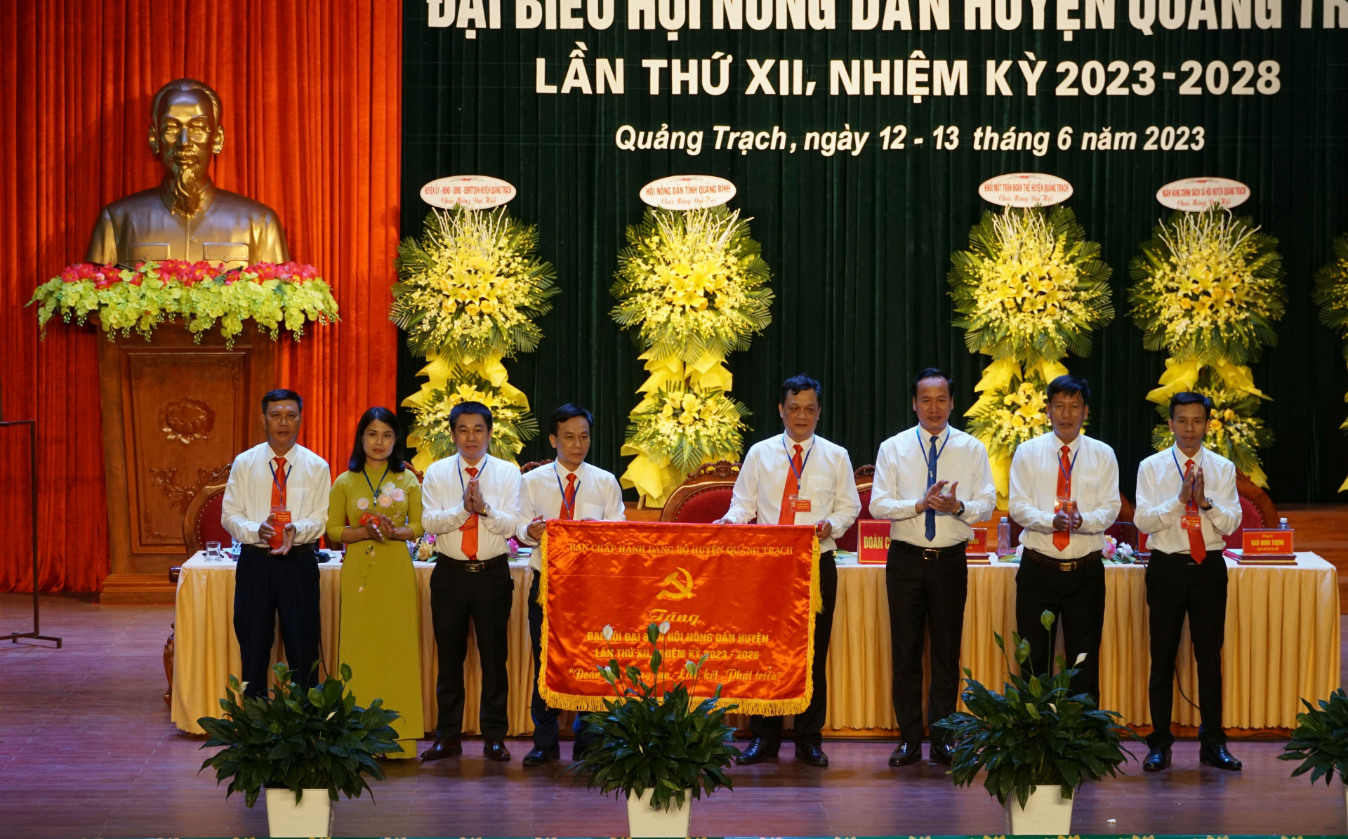 Bí thư Huyện ủy Quảng Trạch Nguyễn Xuân Đạt tặng bức trướng và hoa chúc mừng Đại hội HND huyện Quảng Trạch.