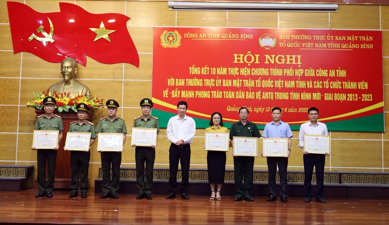 Đồng chí Phó Chủ tịch UBND tỉnh Hồ An Phong trao Bằng khen của Chủ tịch UBND tỉnh cho các tập thể có thành tích xuất sắc trong thực hiện Chương trình phối hợp số 09. 