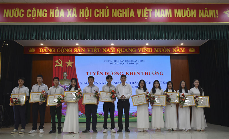  Đồng chí Phó Chủ tịch UBND tỉnh Hồ An Phong trao bằng khen của Bộ GD-ĐT cho các HS có thành tích xuất sắc.