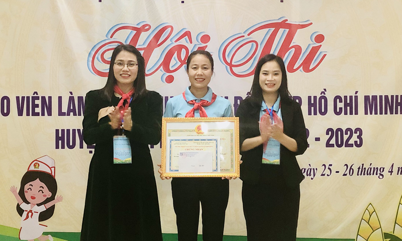 Cô giáo Đinh Thị Thu Hoài đạt giải nhất tại hội thi giáo viên Tổng phụ trách Đội giỏi huyện Minh Hóa năm học 2022-2023.