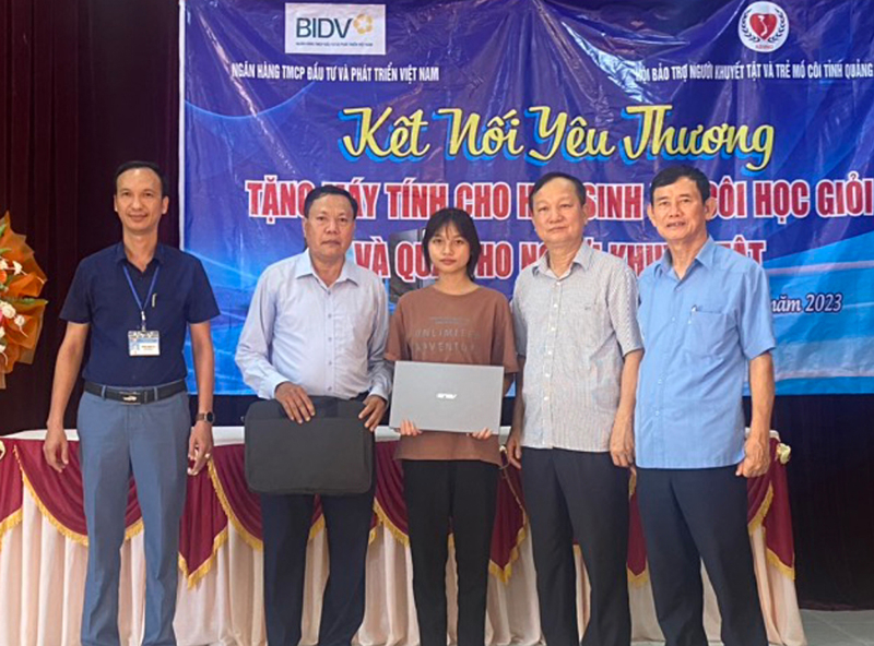 Trao máy tính cho các em học sinh có hoàn cảnh khó khăn