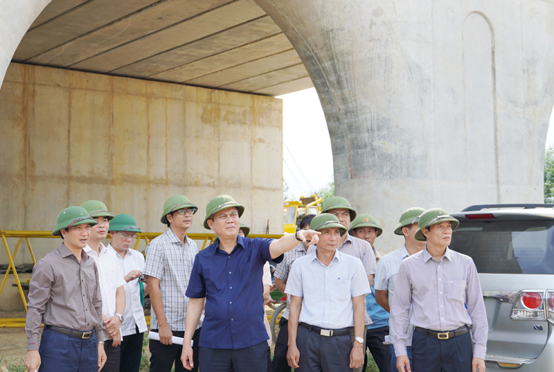  Đồng chí Chủ tịch UBND tỉnh Trần Thắng kiểm tra Dự án cầu Lộc Thủy - An Thủy và đường hai đầu cầu.