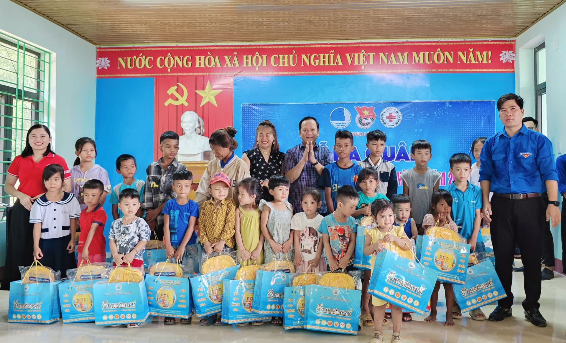 Huyện đoàn Lệ Thủy phối hợp với các đơn vị trao quà cho học sinh có hoàn cảnh khó khăn trên địa bàn.
