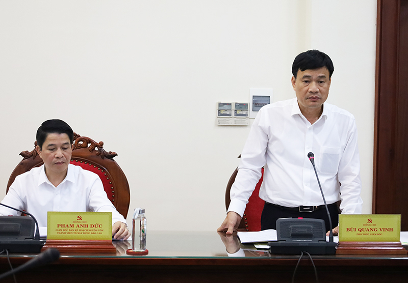 Thành viên đoàn giám sát trao đổi tại buổi làm việc.