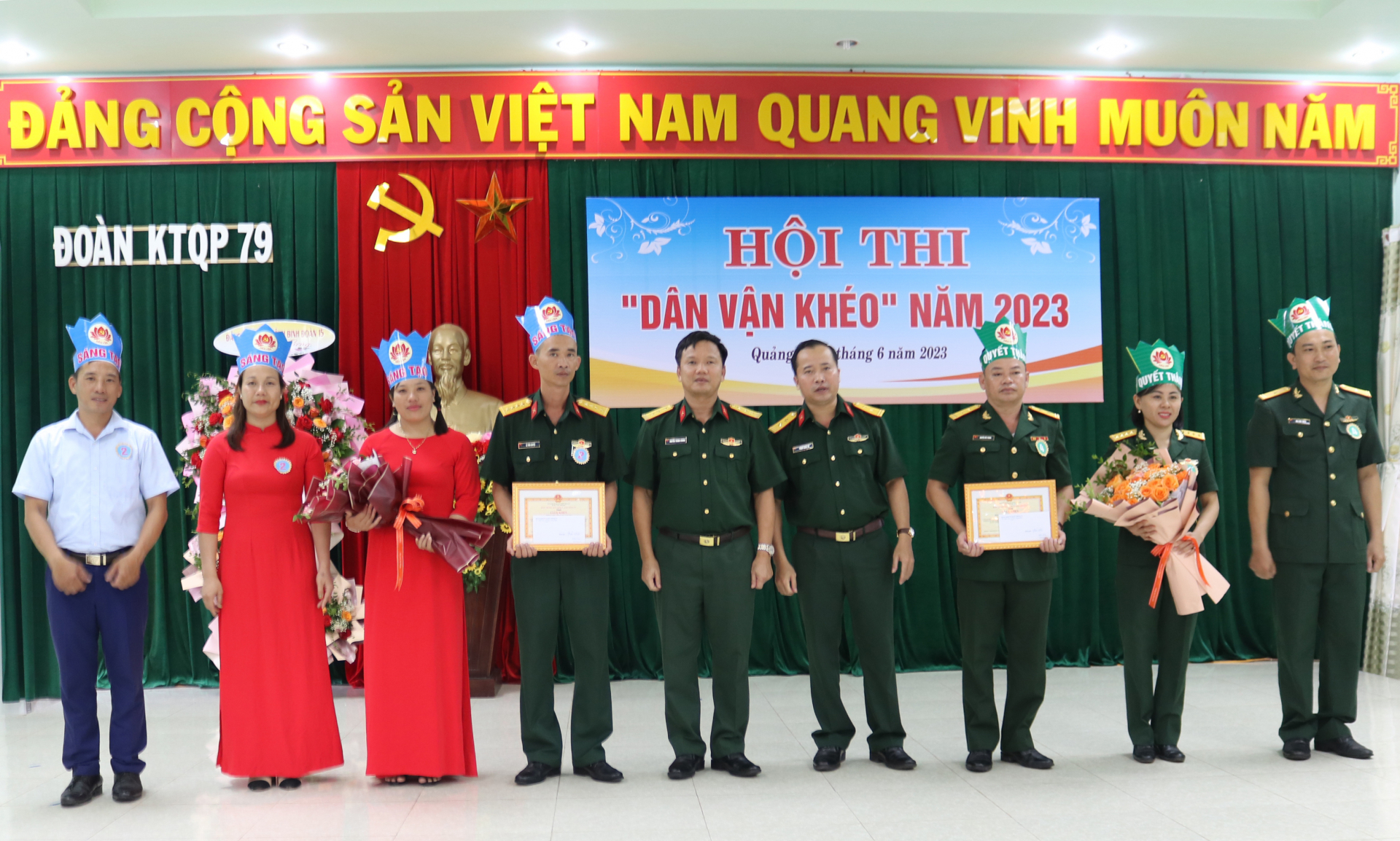 Ban tổ chức trao giải cho các đội có thành tích cao trong hội thi.