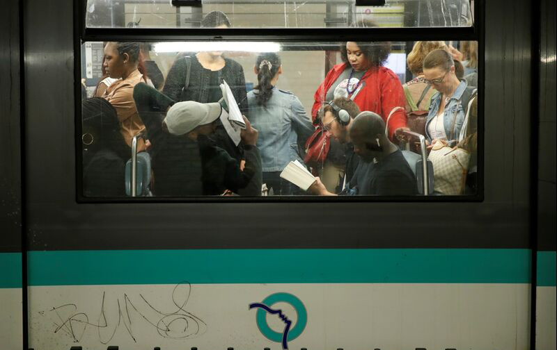 Một chuyến tàu điện ngầm tại Paris. Ảnh: Reuters