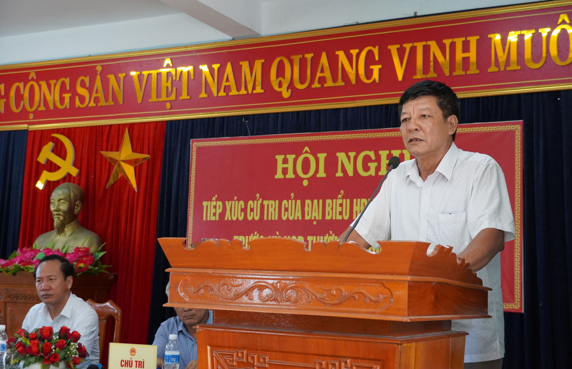 Cử trì bày tỏ tâm tư, nguyện vọng tại buổi tiếp xúc cử tri.
