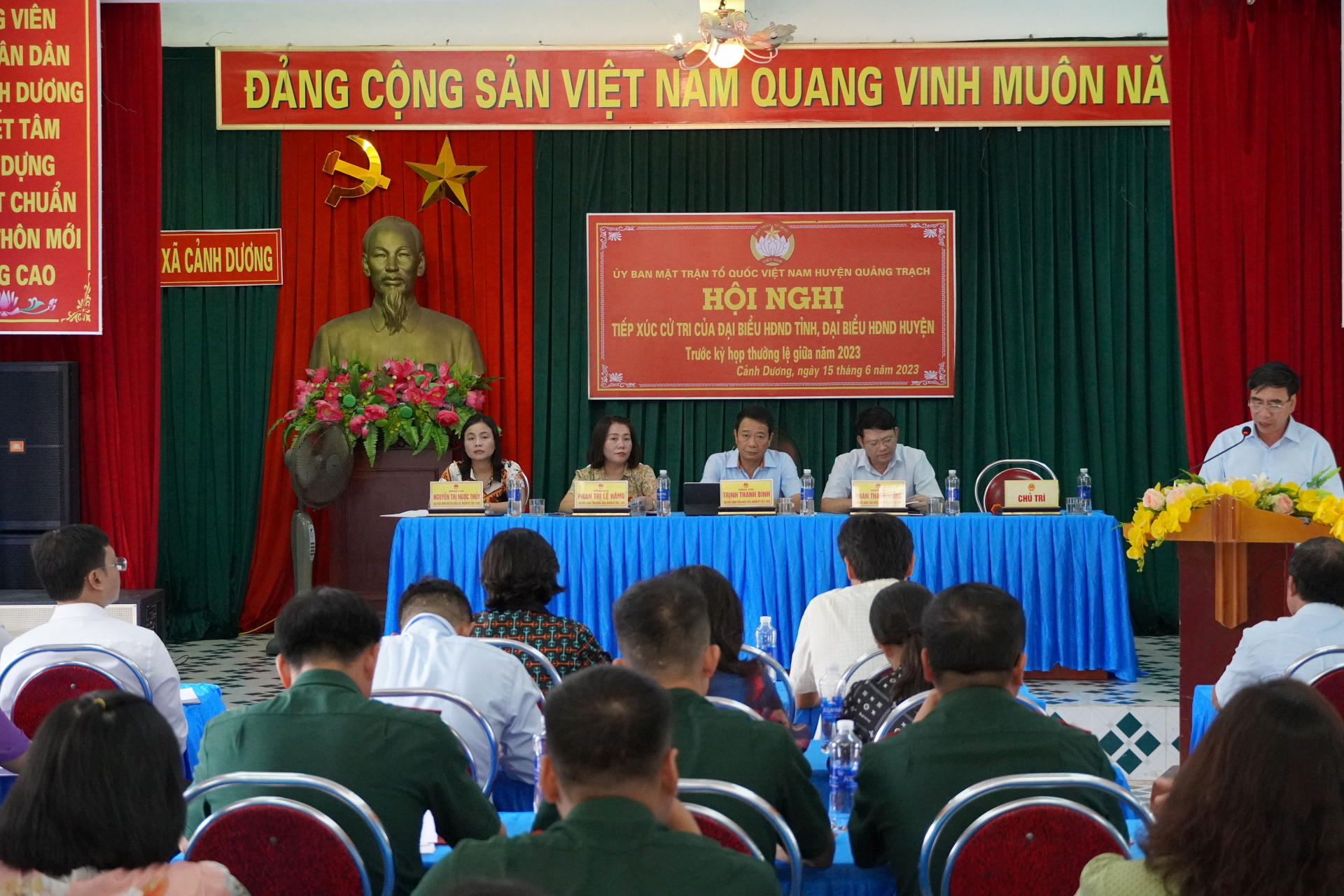 Toàn cảnh hội nghị tiếp xúc cử tri.