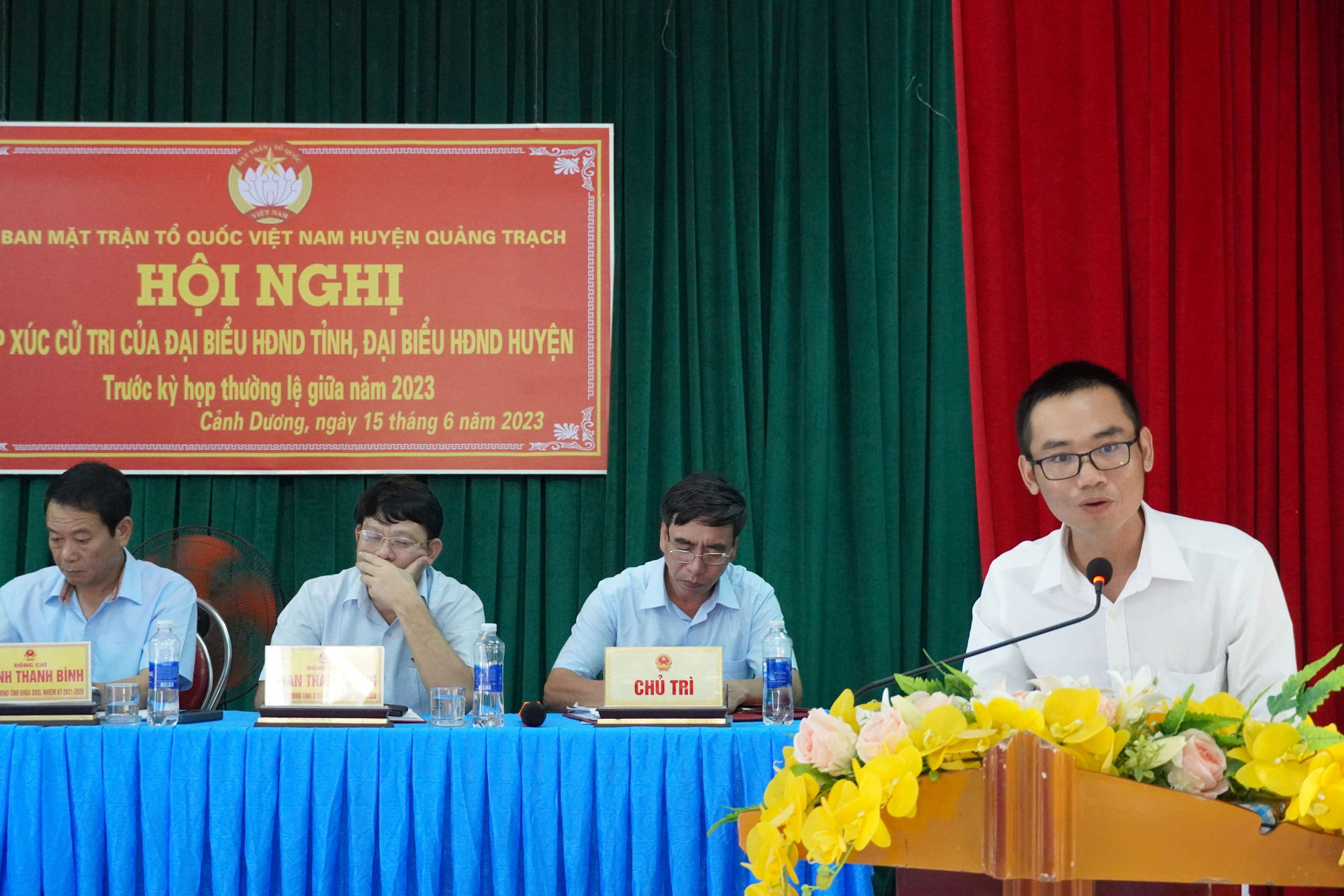 Cử tri phát biểu kiến nghị, đề xuất ý kiến tại buổi txct.