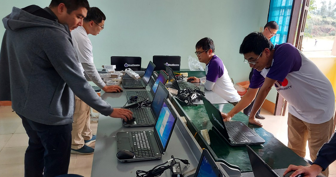 Nhân viên Công ty TNHH kiểm toán độc lập Grant Thornton Việt Nam lắp đặt máy tính.
