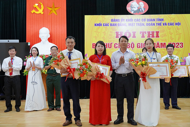  Ban Tổ chức hội thi trao thưởng cho các thí sinh đoạt giải ba.