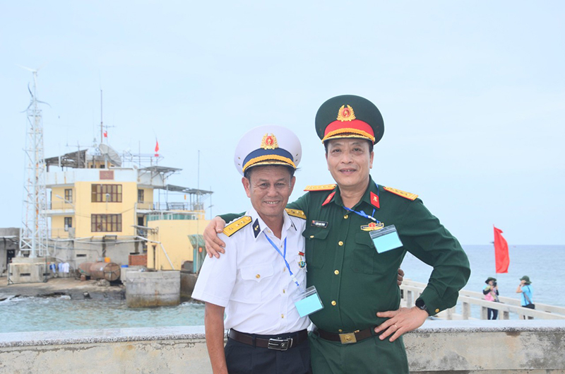 Niềm vui gặp lại (ông Trần Văn Lịch bên trái ảnh).
