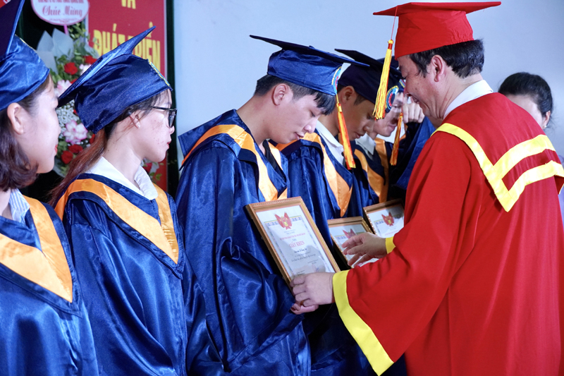 Đại diện lãnh đạo Trường CĐKT Công-Nông nghiệp Quảng Bình trao thưởng cho các học sinh, sinh viên có thành tích xuất sắc trong học tập.