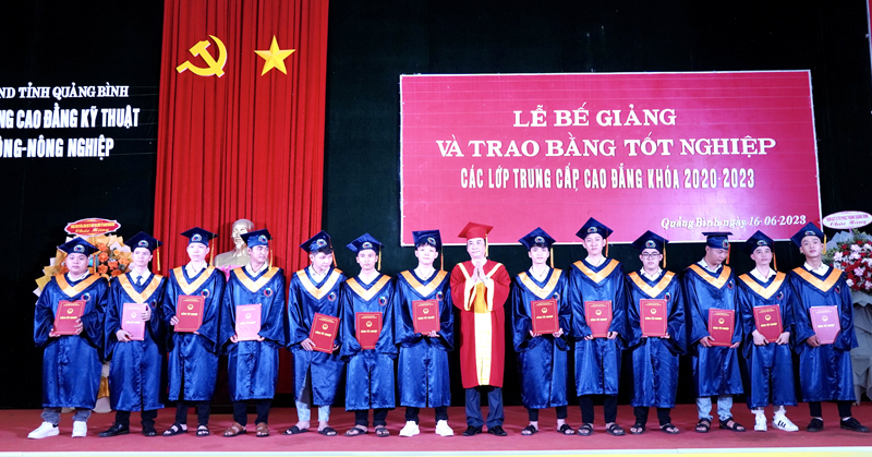 Đại diện lãnh đạo Trường CĐKT Công-Nông nghiệp Quảng Bình trao bằng tốt nghiệp cho sinh viên hệ cao đẳng.