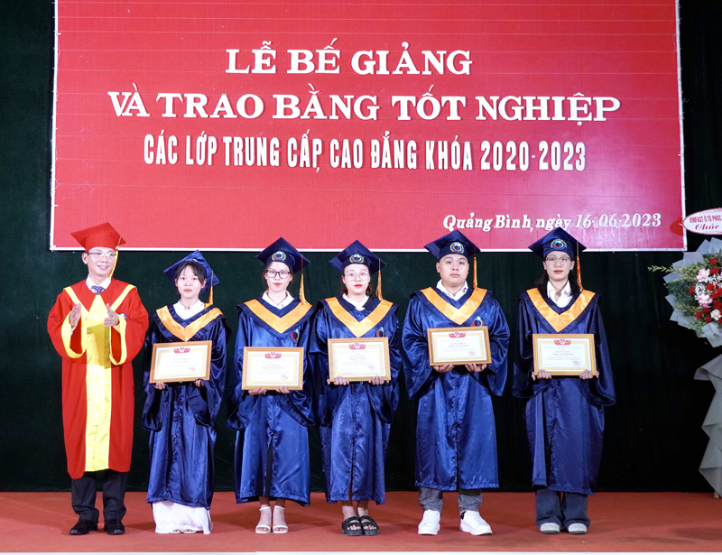 5 đoàn viên có thành tích xuất sắc trong Công tác Đoàn và phong trào thanh niên.