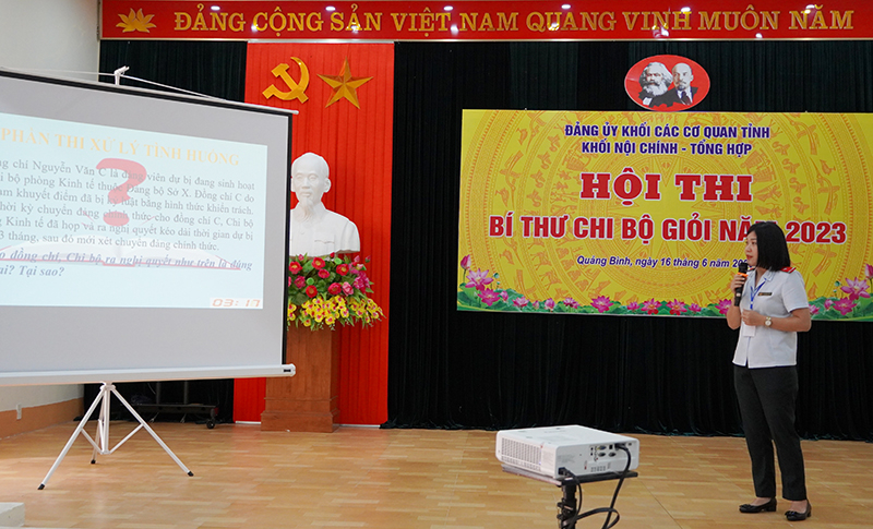 Các thí sinh tham gia phần thi kiến thức chung.