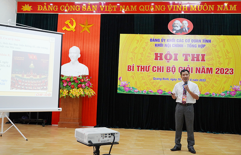 Các thí sinh tham gia phần thi thuyết trình.