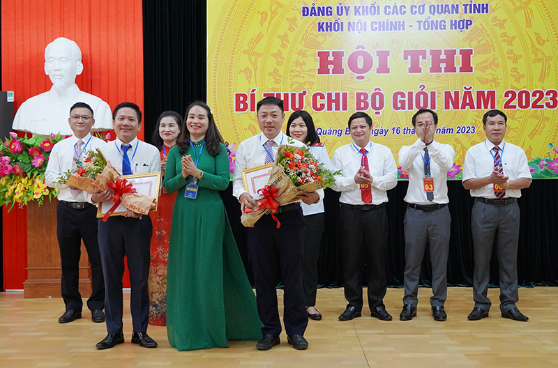 Ban Tổ chức hội thi trao thưởng cho các thí sinh đoạt giải khuyến khích.