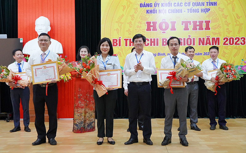 Ban Tổ chức hội thi trao thưởng cho các thí sinh đoạt giải ba.
