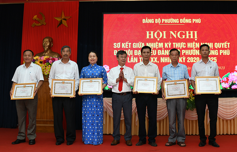 Đại diện lãnh đạo phường trao giấy khen tặng các cá nhân.